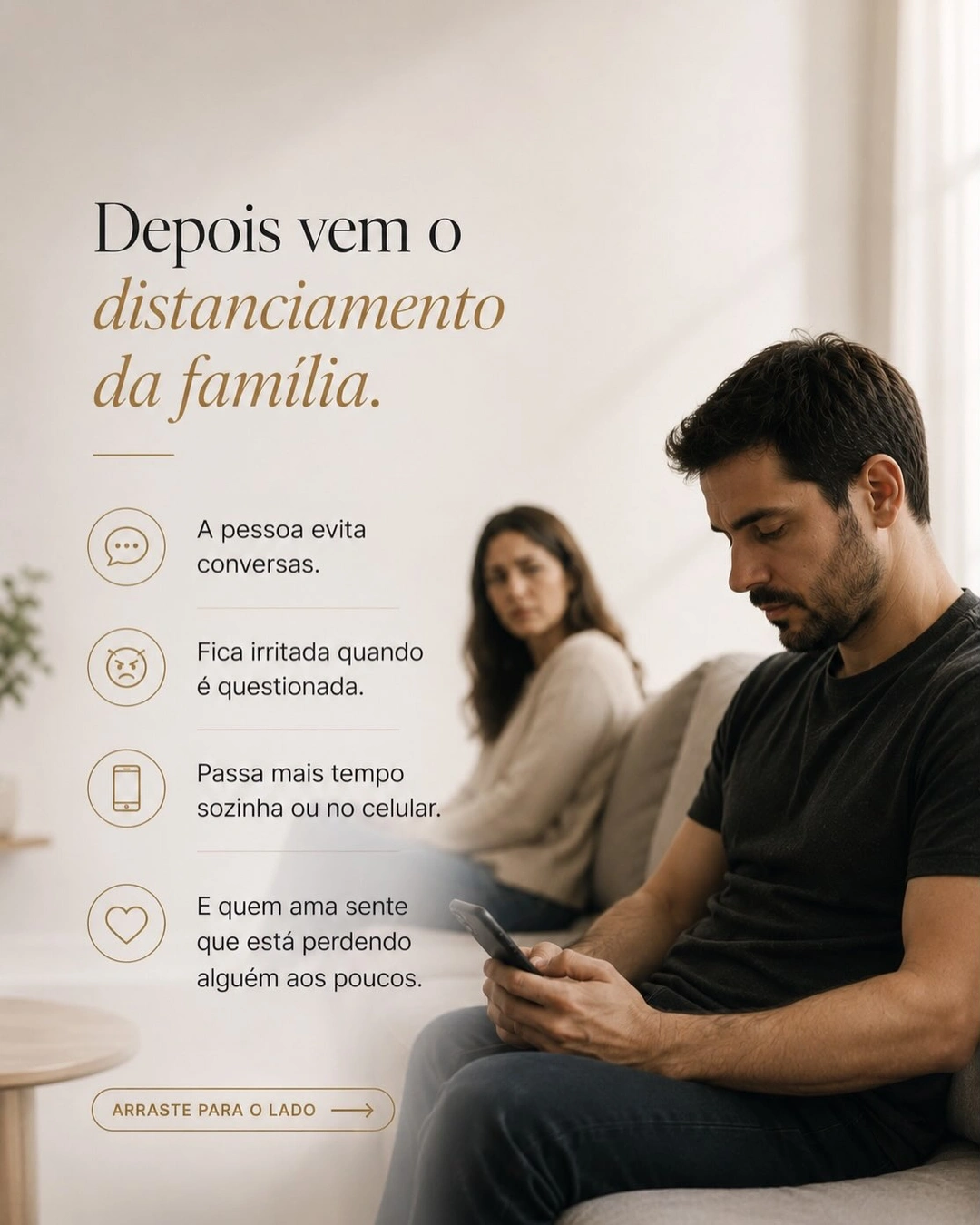 Casal distante no sofá, ele concentrado no celular enquanto ela observa preocupada