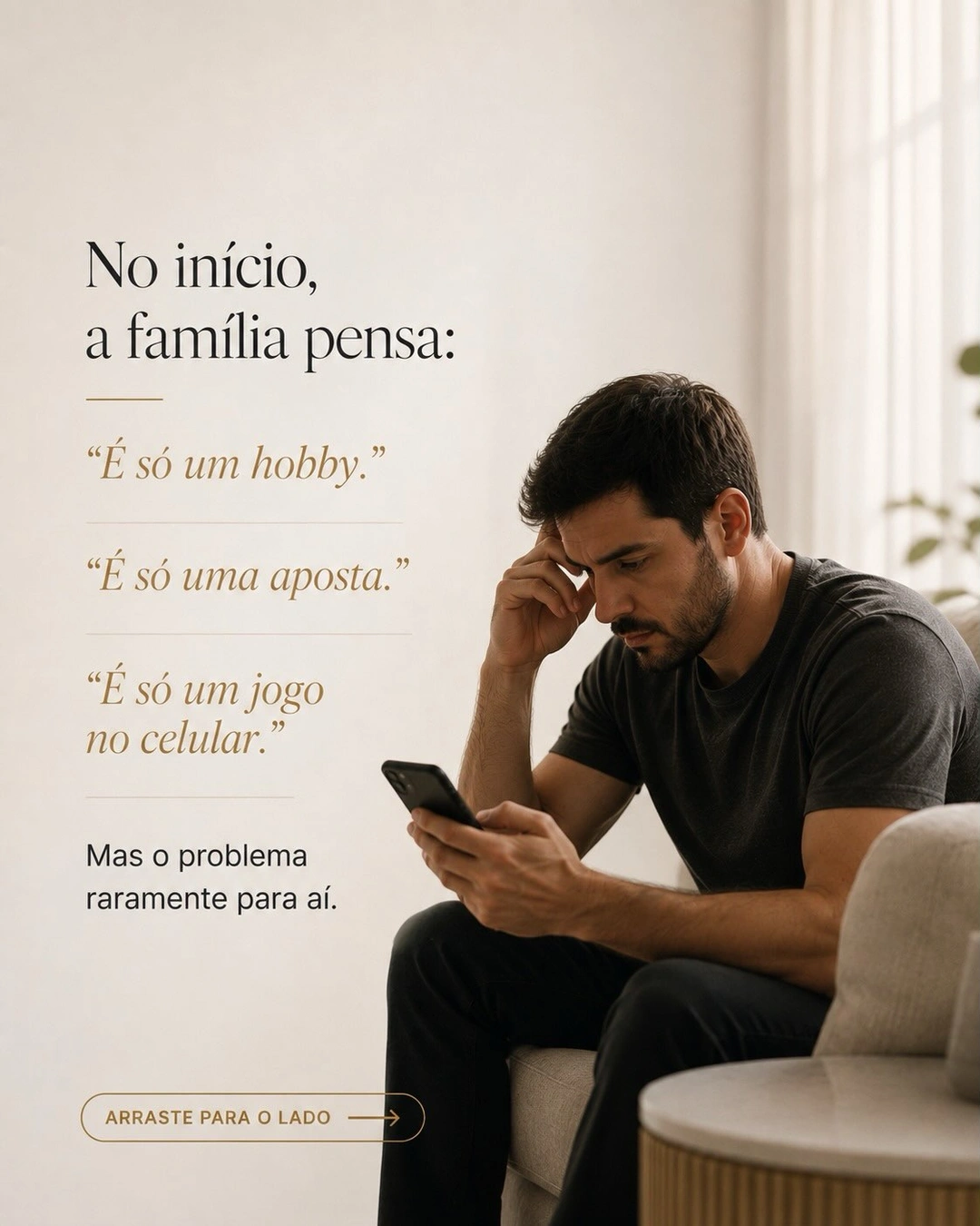 Homem concentrado no celular no sofá de casa, refletindo sobre apostas online